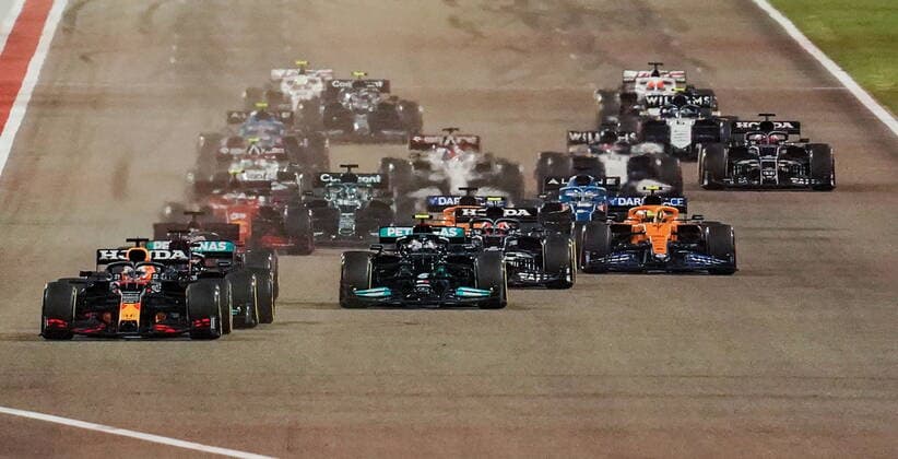Formula 1 Gulf Air Bahrain Grand Prix 2021 28 03 2021, Bahrain International Circuit, Sakhir, Formula 1 Gulf Air Bahrain Grand Prix 2021 ,in picture race start Max Verstappen NEL 33 , Red Bull Racing Honda ahead, Lewis Hamilton GBR 44 , Mercedes AMG Petronas Formula One Team, Valtteri Bottas FIN 77 , Mercedes AMG Petronas Formula One Team, Charles Leclerc MCO 16 , Scuderia Ferrari Mission Winnow, Pierre Gasly FRA 10 , Scuderia AlphaTauri Honda, Lando Norris GBR 4 , McLaren F1 Team, Daniel Ricciardo AUS 3 , McLaren F1 Team nordphotoxGmbHx xBratic nph00250