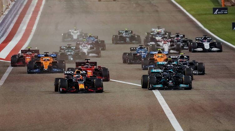 Formula 1 Gulf Air Bahrain Grand Prix 2021 28 03 2021, Bahrain International Circuit, Sakhir, Formula 1 Gulf Air Bahrain Grand Prix 2021 ,in picture race start Max Verstappen NEL 33 , Red Bull Racing Honda ahead, Lewis Hamilton GBR 44 , Mercedes AMG Petronas Formula One Team, Valtteri Bottas FIN 77 , Mercedes AMG Petronas Formula One Team, Charles Leclerc MCO 16 , Scuderia Ferrari Mission Winnow, Pierre Gasly FRA 10 , Scuderia AlphaTauri Honda, Lando Norris GBR 4 , McLaren F1 Team, Daniel Ricciardo AUS 3 , McLaren F1 Team nordphotoxGmbHx xBratic nph00250