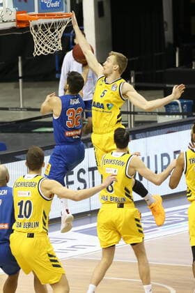 DEU, GER, easyCredit BBL, ALBA vs MBC, 28 03 2021, Mercedes Benz Arena, Berlin, DEU, GER, easyCredit BBL, ALBA vs MBC, in picture Niels Giffey ALBA Berlin 5 , Marcus Eriksson ALBA Berlin 8 Roko Rogic Mitteldeutscher BC 32 nordphotoxGmbHx xEngler nph00076