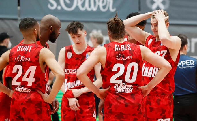 28 03 2021, Basketball, BBL 2020 2021, 25 Matchday, s Oliver Wuerzburg Telekom Baskets Bonn, GER, Wuerzburg, s Oliver Arena, picture from left Cameron Hunt s Oliver Wuerzburg , Murphy Holloway s Oliver Wuerzburg , Julius Boehmer s Oliver Wuerzburg , Julian Albus s Oliver Wuerzburg and Jonas Weitzel s Oliver Wuerzburg Copyright: HMBxMedia xHeikoxBecker