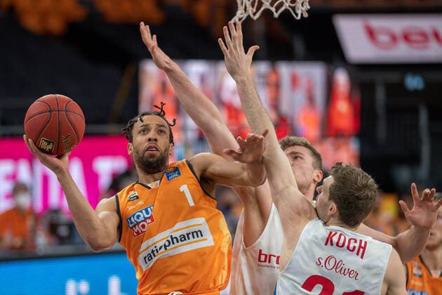 Demitrius Conger Ratiopharm Ulm 01 , Florian Koch s Oliver Wuerzburg, 21 , ratiopharm Ulm vs S Oliver Baskets Wuerzburg, Basketball, Bundesliga, BBL, easycredit, 29 Spieltag, Spielzeit 2020 2021, 01 04 2021, ratiopharm Ulm vs S Oliver Baskets Wuerzburg, Basketball, Bundesliga, BBL, easycredit, 29 Spieltag, Spielzeit 2020 2021, 01 04 2021 Neu Ulm Copyright: xEibner-Pressefoto SaschaxWaltherx EP_EER