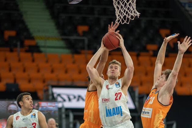 Jonas Weitzel s Oliver Wuerzburg, 27 , Patrick Heckmann Ratiopharm Ulm 33 , ratiopharm Ulm vs S Oliver Baskets Wuerzburg, Basketball, Bundesliga, BBL, easycredit, 29 Spieltag, Spielzeit 2020 2021, 01 04 2021, ratiopharm Ulm vs S Oliver Baskets Wuerzburg, Basketball, Bundesliga, BBL, easycredit, 29 Spieltag, Spielzeit 2020 2021, 01 04 2021 Neu Ulm Copyright: xEibner-Pressefoto SaschaxWaltherx EP_EER