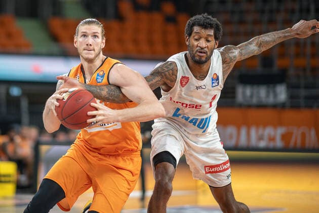 Dylan Osetkowski Ratiopharm Ulm 21 , Perry Jones s Oliver Wuerzburg, 01 , ratiopharm Ulm vs S Oliver Baskets Wuerzburg, Basketball, Bundesliga, BBL, easycredit, 29 Spieltag, Spielzeit 2020 2021, 01 04 2021, ratiopharm Ulm vs S Oliver Baskets Wuerzburg, Basketball, Bundesliga, BBL, easycredit, 29 Spieltag, Spielzeit 2020 2021, 01 04 2021 Neu Ulm Copyright: xEibner-Pressefoto SaschaxWaltherx EP_EER