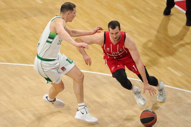 Paulius Jankunas Kaunas and Paul Zipser Muenchen in duel GER, FC Bayern Basketball vs Zalgiris Kaunas, Basketball, Euroleague, Season 2020 2021, 01 04 2021, GER, FC Bayern Basketball vs Zalgiris Kaunas, Basketball, Euroleague, Season 2020 2021, 01 04 2021, Muenchen Copyright: xEIBNER MarcelxEngelbrechtx EP_EER