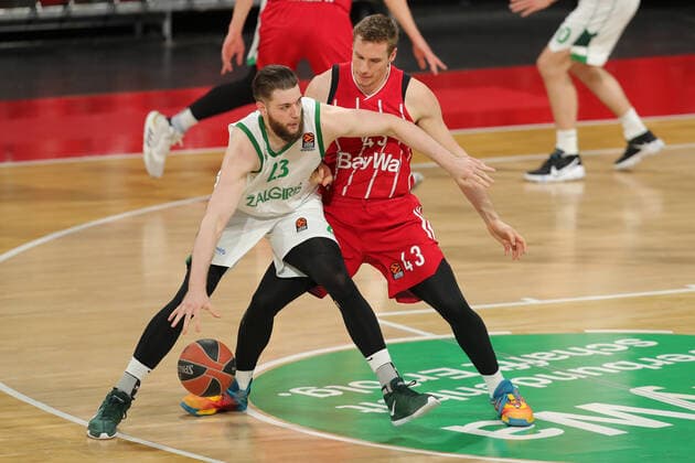 Martinas giving Kaunas a one-on-one with Leon Radosevic Muenchen GER, FC Bayern Basketball vs Zalgiris Kaunas, Basketball, Euroleague, 2020 2021 season, 01 04 2021, GER, FC Bayern Basketball vs Zalgiris Kaunas, Basketball, Euroleague, 2020 2021 season, 01 04 2021, Muenchen Copyright: xEIBNER MarcelxEngelbrechtx EP_EER