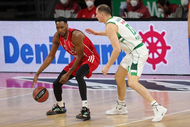 Duel between Jajuan Johnson Muenchen and Paulius Jankunas Kaunas GER, FC Bayern Basketball vs Zalgiris Kaunas, Basketball, Euroleague, 2020 2021 season, 01 04 2021, GER, FC Bayern Basketball vs Zalgiris Kaunas, Basketball, Euroleague, 2020 2021 season, 01 04 2021, Muenchen. Copyright: xEIBNER MarcelxEngelbrechtx EP_EER
