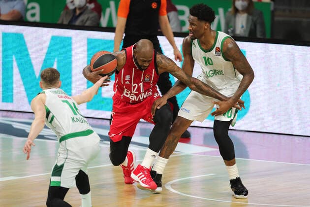 Duel between James Gist Muenchen and Nigel Hayes Kaunas GER, FC Bayern Basketball vs Zalgiris Kaunas, Basketball, Euroleague, Season 2020 2021, 01 04 2021, GER, FC Bayern Basketball vs Zalgiris Kaunas, Basketball, Euroleague, Season 2020 2021, 01 04 2021, Muenchen Copyright: xEIBNER MarcelxEngelbrechtx EP_EER
