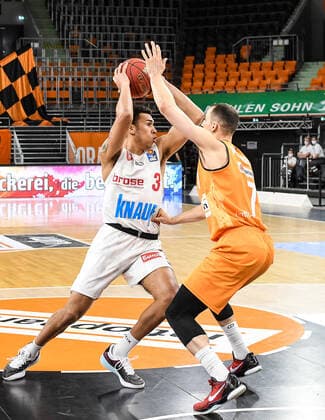 GER, BBL, ratiopharm ulm vs s Oliver Würzburg Wuerzburg 01 04 2021, ratiopharm arena, Neu Ulm, GER, BBL, ratiopharm ulm vs s Oliver Würzburg Wuerzburg, pictured Tyson Ward Wuerzburg, 3 , John Petrucelli Ulm, 7 nordphotoxGmbHx xHafner nph00200