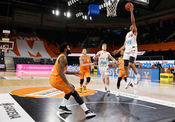 01 04 2021, Basketball, BBL 2020 2021, 29 matchday, ratiopharm ulm s Oliver Wuerzburg, GER, Neu Ulm, ratiopharm arena, picture from left Cameron Clark ratiopharm ulm , Dylan Osetkowski ratiopharm ulm , Jonas Weitzel s Oliver Wuerzburg , Troy Caupain ratiopharm ulm and Cameron Hunt s Oliver Wuerzburg. Copyright: HMBxMedia xHeikoxBecker
