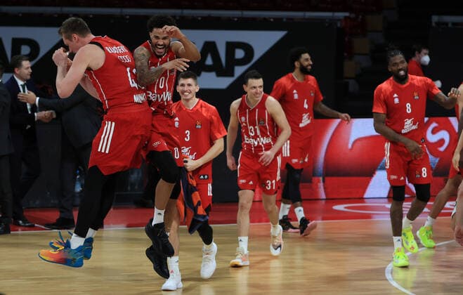 01 04 2021, EuroLeague, FC Bayern Basketball vs Kaunas, Basketball, Audi Dome Munich, Sports, in picture Leon Radosevic FCB Basketball , and Nick Weiler Babi FCB Basketball cheer, David Kraemer FCB Basketball , Zan Mark Sisko FCB Basketball , D J Seeley FCB Basketball , and Jalen Reynolds FCB Basketball rejoice.