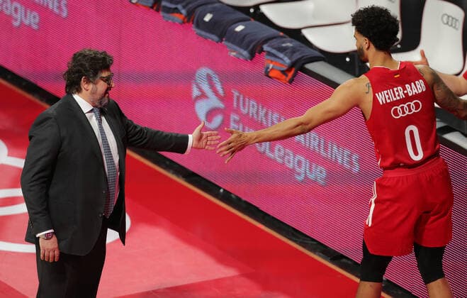 Head coach Andrea Trinchieri Muenchen and Nick Weiler Babb high-five GER, FC Bayern Basketball vs Zalgiris Kaunas, basketball, Euroleague, 2020 2021 season, 01 04 2021, GER, FC Bayern Basketball vs Zalgiris Kaunas, basketball, Euroleague, 2020 2021 season, 01 04 2021, Muenchen Copyright: xEIBNER MarcelxEngelbrechtx EP_EER