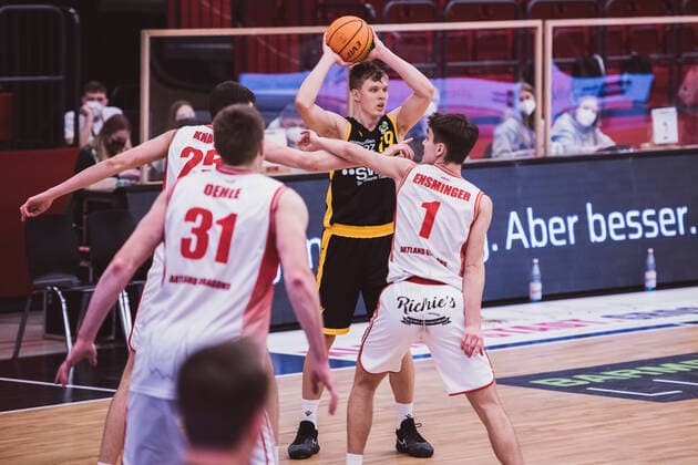 ProA 29 Matchday Artland Dragons vs Tigers Tuebingen, 03 04 2021 Robert Oehle Artland Dragons, 31 , Jacob Knauf Artland Dragons, 25 , Elias Veikko Juhani Valtonen Tigers Tuebingen, 19 , Zachary Christopher Ensminger Artland Dragons, 1 ProA 29 Matchday Artland Dragons vs Tigers Tuebingen on 03 04 2021 in Quakenbrueck Artland Arena , Germany, Copyright: xBEAUTIFULxSPORTS Neddermannx