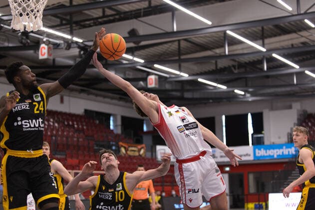 Roland L™Amour NYAMA 24 Tigers Tuebingen , Zachary ENSMINGER 1 Artland Dragons Quakenbrueck fight for the ball Artland Dragons Quakenbrueck vs Tigers Tuebingen, Basketball, 2 Bundesliga ProA, 03 04 2021, 29 Matchday, Season 2020 2021 Copyright xErikxHillmer EIBNERx EP ehr Artland Dragons Quakenbrueck vs Tigers Tuebingen, Basketball, 2 Bundesliga ProA, 03 04 2021, 29 Matchday, Season 2020 2021 Quakenbrueck. Copyright: xErikxHillmer EIBNERx EP_ehr