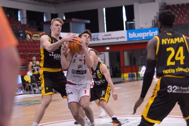 Jekabs BECK 15 Tigers Tuebingen , Zachary ENSMINGER 1 Artland Dragons Quakenbrueck Artland Dragons Quakenbrueck vs Tigers Tuebingen, Basketball, 2 Bundesliga ProA, 03 04 2021, 29 Spieltag, Saison 2020 2021 Copyright xErikxHillmer EIBNERx EP ehr Artland Dragons Quakenbrueck vs Tigers Tuebingen, Basketball, 2 Bundesliga ProA, 03 04 2021, 29 Spieltag, Saison 2020 2021 Quakenbrueck Copyright: xErikxHillmer EIBNERx EP_ehr