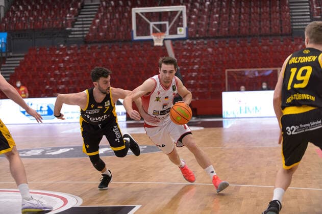 Besnik BEKTESHI 7 Tigers Tuebingen , Adrian BREITLAUCH 7 Artland Dragons Quakenbrueck Artland Dragons Quakenbrueck vs Tigers Tuebingen, Basketball, 2 Bundesliga ProA, 03 04 2021, 29 Spieltag, Saison 2020 2021 Copyright xErikxHillmer EIBNERx EP ehr Artland Dragons Quakenbrueck vs Tigers Tuebingen, Basketball, 2 Bundesliga ProA, 03 04 2021, 29 Spieltag, Saison 2020 2021 Quakenbrueck Copyright: xErikxHillmer EIBNERx EP_ehr