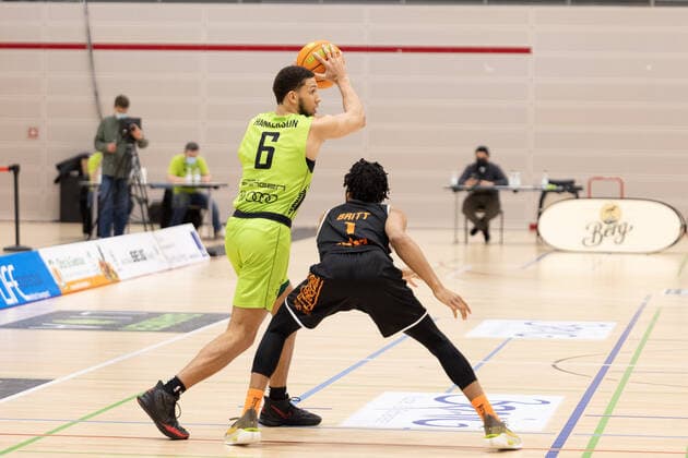 Kameron Hankerston Ehingen Urspring, 6 Nate Britt Wiha Panthers Schwenningen, 1 Ehingen Urspring Wiha Panthers Schwenningen, Basketball, 2 Bundesliga, Barmer 2 Basketball, Matchday 12, Season 2020 2021, 03 04 2021 Ehingen Urspring Wiha Panthers Schwenningen, Basketball, 2 Bundesliga, Barmer 2 Basketball, Matchday 12, Season 2020 2021, 03 04 2021 Ehingen Copyright: xNinaxSander xEibnerxPressefotoxIx EP_NSR