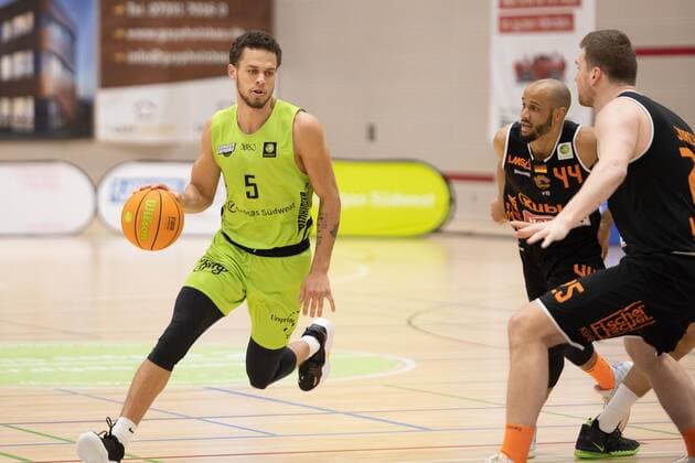 Christian Oshita Ehingen Urpsing, 5 Kevin Bryant Wiha Panthers Schwenningen, 44 Ehingen Urspring Wiha Panthers Schwenningen, Basketball, 2 Bundesliga, Barmer 2 Basketball, Spieltag 12, Spielzeit 2020 2021, 03 04 2021 Ehingen Urspring Wiha Panthers Schwenningen, Basketball, 2 Bundesliga, Barmer 2 Basketball, Spieltag 12, Spielzeit 2020 2021, 03 04 2021 Ehingen Copyright: xNinaxSander xEibnerxPressefotoxIx EP_NSR