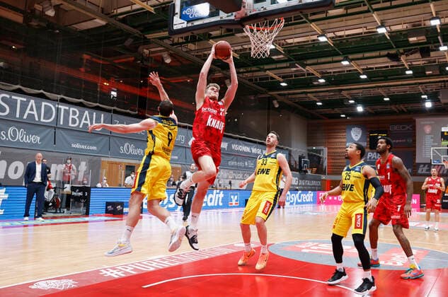04 04 2021, Basketball, BBL 2020 2021, 26 matchday, s Oliver Wuerzburg EWE Baskets Oldenburg, GER, Wuerzburg, s Oliver Arena, picture from left Karsten Tadda EWE Baskets Oldenburg , Jonas Weitzel s Oliver Wuerzburg , Philipp Schwethelm EWE Baskets Oldenburg , Phil Pressey EWE Baskets Oldenburg und Perry Jones III s Oliver Wuerzburg Copyright: HMBxMedia xHeikoxBecker