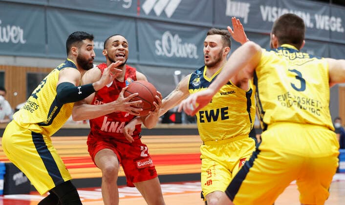 04 04 2021, Basketball, BBL 2020 2021, 26 Spieltag, s Oliver Wuerzburg EWE Baskets Oldenburg, GER, Wuerzburg, s Oliver Arena, picture from left Martin Breuning EWE Baskets Oldenburg , Cameron Hunt s Oliver Wuerzburg , Keith Hornsby EWE Baskets Oldenburg and Braydon Hobbs EWE Baskets Oldenburg Copyright: HMBxMedia xHeikoxBecker