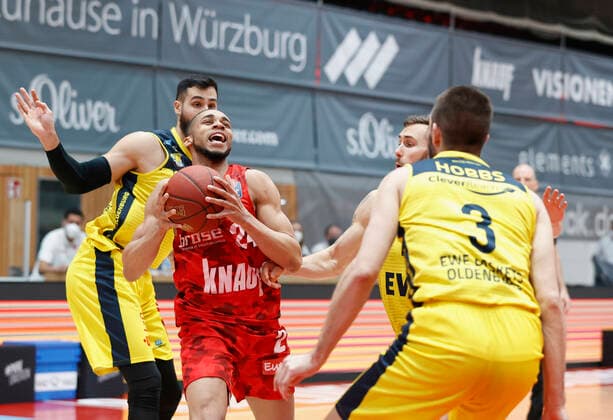 04 04 2021, Basketball, BBL 2020 2021, 26 Spieltag, s Oliver Wuerzburg EWE Baskets Oldenburg, GER, Wuerzburg, s Oliver Arena, picture from left Martin Breuning EWE Baskets Oldenburg , Cameron Hunt s Oliver Wuerzburg , Keith Hornsby EWE Baskets Oldenburg and Braydon Hobbs EWE Baskets Oldenburg Copyright: HMBxMedia xHeikoxBecker
