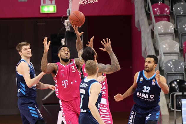GER, Easycredit BBL, Telekom Baskets Bonn vs Alba Berlin 04 04 2021, Telekom Dome, Bonn, GER, Easycredit BBL, Telekom Baskets Bonn vs Alba Berlin, pictured James Thompson IV Telekom Bonn 3 , Johannes Thiemann Alba Berlin 32 , Niels Giffey Alba Berlin 5 , nordphotoxGmBHx xMeuter nph00351