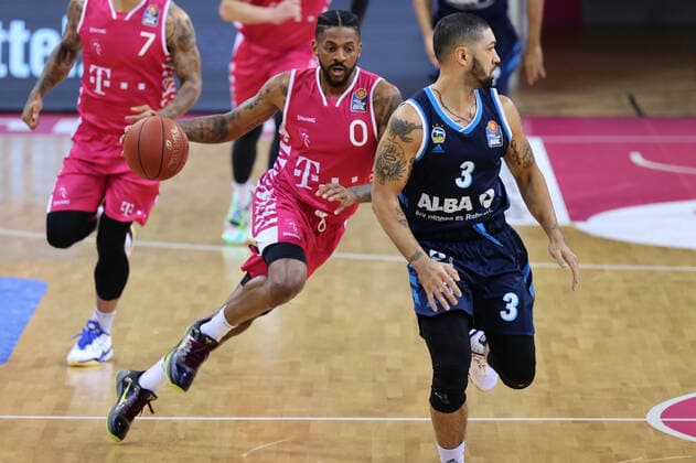 GER, Easycredit BBL, Telekom Baskets Bonn vs Alba Berlin 04 04 2021, Telekom Dome, Bonn, GER, Easycredit BBL, Telekom Baskets Bonn vs Alba Berlin, in picture James Thompson IV Telekom Bonn 3 , in duel against Peyton Siva Alba Berlin 3 , nordphotoxGmBHx xMeuter nph00351