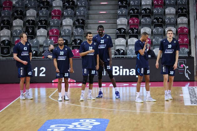 GER, Easycredit BBL, Telekom Baskets Bonn vs Alba Berlin 04 04 2021, Telekom Dome, Bonn, GER, Easycredit BBL, Telekom Baskets Bonn vs Alba Berlin, in picture greeting Berlin , Johannes Thiemann Alba Berlin 32 , Jayson Granger Alba Berlin 33 , Louis Olinde Alba Berlin 19 , Tim Schneider Alba Berlin 10 , Koumadje Alba Berlin 21 , nordphotoxGmBHx xMeuter nph00351