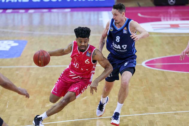 GER, Easycredit BBL, Telekom Baskets Bonn vs Alba Berlin 04 04 2021, Telekom Dome, Bonn, GER, Easycredit BBL, Telekom Baskets Bonn vs Alba Berlin, in picture Jalen Hudson Telekom Bann 6 ,in duel against Marcus Eriksson Alba Berlin 8 , nordphotoxGmBHx xMeuter nph00351