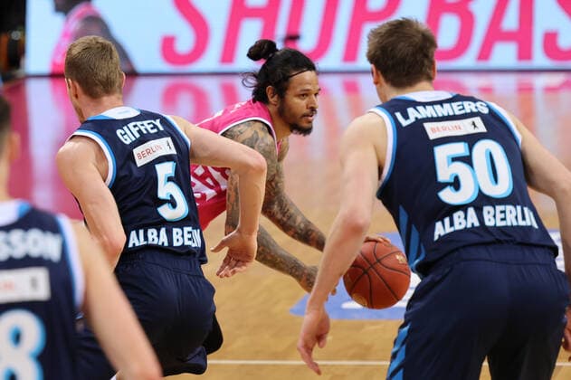 GER, Easycredit BBL, Telekom Baskets Bonn vs Alba Berlin 04 04 2021, Telekom Dome, Bonn, GER, Easycredit BBL, Telekom Baskets Bonn vs Alba Berlin, in picture Chris Babb Telekom Bonn 7 , in duel against Niels Giffey Alba Berlin 5 , Ben Lammers Alba Berlin 50 , nordphotoxGmBHx xMeuter nph00351