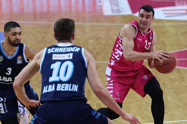 GER, Easycredit BBL, Telekom Baskets Bonn vs Alba Berlin 04 04 2021, Telekom Dome, Bonn, GER, Easycredit BBL, Telekom Baskets Bonn vs Alba Berlin, in picture Anthony DiLeo Telekom Bonn 11 , in duel against Tim Schneider Alba Berlin 10 , nordphotoxGmBHx xMeuter nph00351