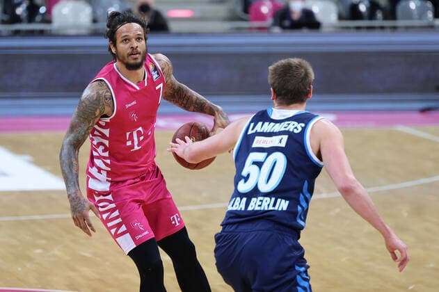 GER, Easycredit BBL, Telekom Baskets Bonn vs Alba Berlin 04 04 2021, Telekom Dome, Bonn, GER, Easycredit BBL, Telekom Baskets Bonn vs Alba Berlin, in picture Chris Babb Telekom Bonn 7 , in duel against Ben Lammers Alba Berlin 50 , nordphotoxGmBHx xMeuter nph00351