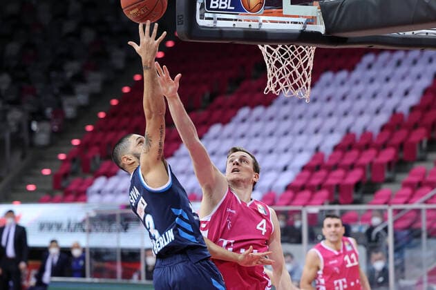 GER, Easycredit BBL, Telekom Baskets Bonn vs Alba Berlin 04 04 2021, Telekom Dome, Bonn, GER, Easycredit BBL, Telekom Baskets Bonn vs Alba Berlin, in picture Peyton Siva Alba Berlin 3 , in duel against Strahinja Micovic Telekom Bonn 4 , nordphotoxGmBHx xMeuter nph00351