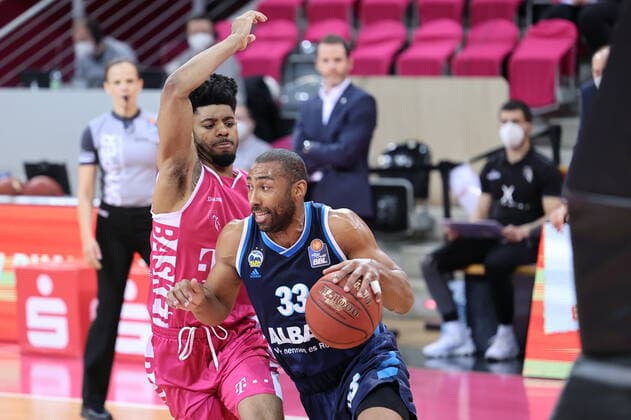 GER, Easycredit BBL, Telekom Baskets Bonn vs Alba Berlin 04 04 2021, Telekom Dome, Bonn, GER, Easycredit BBL, Telekom Baskets Bonn vs Alba Berlin, in the picture Jayson Granger Alba Berlin 33 , in duel against Jalen Hudson Telekom Bann 6 , nordphotoxGmBHx xMeuter nph00351
