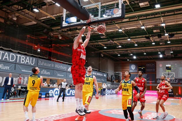 04 04 2021, Basketball, BBL 2020 2021, 26 Spieltag, s Oliver Wuerzburg EWE Baskets Oldenburg, GER, Wuerzburg, s Oliver Arena, picture from left Karsten Tadda EWE Baskets Oldenburg , Jonas Weitzel s Oliver Wuerzburg , Philipp Schwethelm EWE Baskets Oldenburg , Phil Pressey EWE Baskets Oldenburg , Perry Jones III s Oliver Wuerzburg und Cameron Hunt s Oliver Wuerzburg Copyright: HMBxMedia xHeikoxBecker
