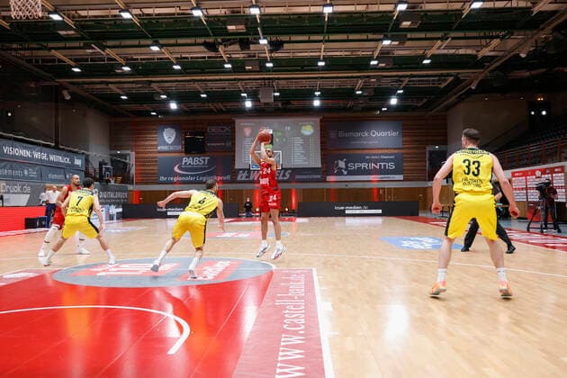 04 04 2021, Basketball, BBL 2020 2021, 26 matchday, s Oliver Wuerzburg EWE Baskets Oldenburg, GER, Wuerzburg, s Oliver Arena, picture from left Alex King s Oliver Wuerzburg , Sebastian Herrera EWE Baskets Oldenburg , Cameron Hunt s Oliver Wuerzburg and Philipp Schwethelm EWE Baskets Oldenburg Copyright: HMBxMedia xHeikoxBecker