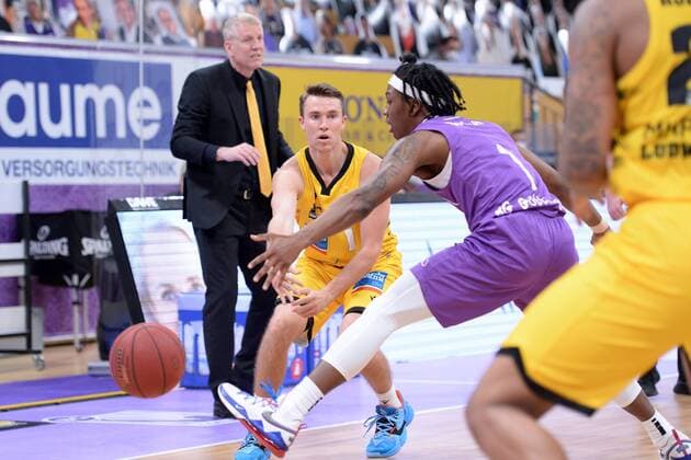 Jordan Hulls MHP Riesen Ludwigsburg plays the ball, Dieshuan Booker BG Goettingen M , John Patrick coach, Headcoach MHP Riesen Ludwigsburg L, back , Basketball, Bundesliga, BBL, BG Goettingen MHP Riesen Ludwigsburg, 05 04 2021, BG Goettingen MHP Riesen Ludwigsburg, Basketball, Bundesliga, GER, BBL, 05 04 2021 Goettingen Copyright: xEibner-Pressefotox-xRolandxSippelx