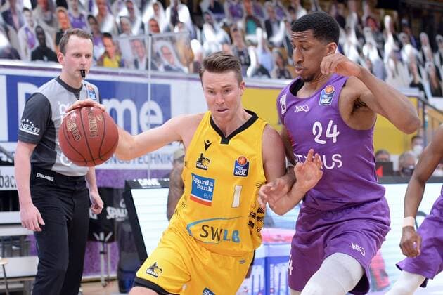 Jordan Hulls MHP Riesen Ludwigsburg on the ball , Aubrey Dawkins BG Goettingen R , Basketball, Bundesliga, BBL, BG Goettingen MHP Riesen Ludwigsburg, 05 04 2021, BG Goettingen MHP Riesen Ludwigsburg, Basketball, Bundesliga, GER, BBL, 05 04 2021 Goettingen Copyright: xEibner-Pressefotox-xRolandxSippelx
