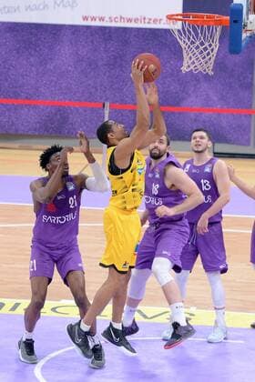 Tremmell Darden MHP Riesen Ludwigsburg at the basket Harper Kamp BG Goettingen M , Tai Odiase BG Goettingen L , Rihards Lomazs BG Goettingen R, back , Basketball, Bundesliga, BBL, BG Goettingen MHP Riesen Ludwigsburg, 05 04 2021, BG Goettingen MHP Riesen Ludwigsburg, Basketball, Bundesliga, GER, BBL, 05 04 2021 Goettingen Copyright: xEibner-Pressefotox-xRolandxSippelx