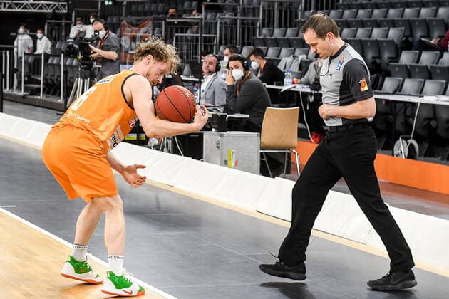 GER, BBL, ratiopharm ulm vs Basketball Löwen Loewen Braunschweig 05 04 2021, ratiopharm arena, Neu Ulm, GER, BBL, ratiopharm ulm vs Basketball Löwen Loewen Braunschweig, pictured Per Günther Guenther Ulm, 6 saves the ball from going out of bounds, watched by a referee nordphotoxGmbHx xHafner nph00200