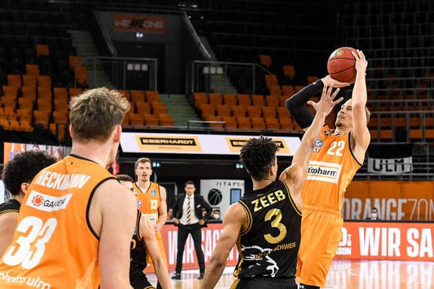 GER, BBL, ratiopharm ulm vs Basketball Löwen Loewen Braunschweig 05 04 2021, ratiopharm arena, Neu Ulm, GER, BBL, ratiopharm ulm vs Basketball Löwen Loewen Braunschweig, in picture Patrick Heckmann Ulm, 33 , Garai Zeeb Braunschweig, 3 , Thomas Klepeisz Ulm, 22 nordphotoxGmbHx xHafner nph00200