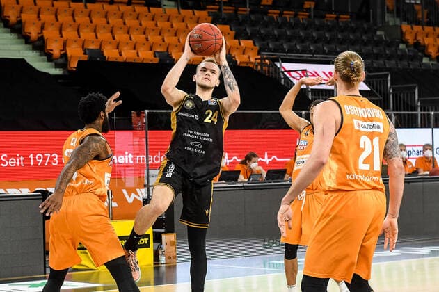 GER, BBL, ratiopharm ulm vs Basketball Löwen Loewen Braunschweig 05 04 2021, ratiopharm arena, Neu Ulm, GER, BBL, ratiopharm ulm vs Basketball Löwen Loewen Braunschweig, in picture Cameron Clark Ulm, 3 , Arnas Velicka Braunschweig, 24 , Dylan Osetkowski Ulm, 21 nordphotoxGmbHx xHafner nph00200