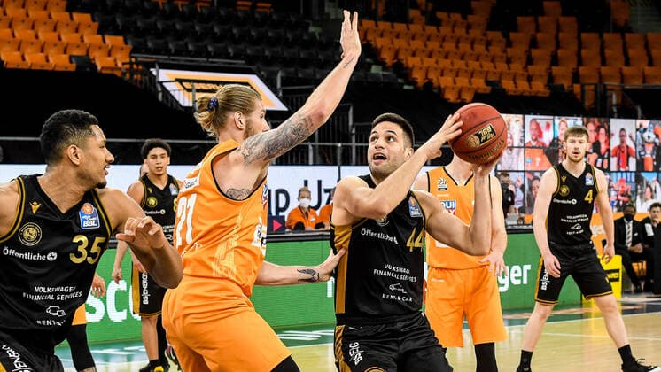 GER, BBL, ratiopharm ulm vs Basketball Löwen Loewen Braunschweig 05 04 2021, ratiopharm arena, Neu Ulm, GER, BBL, ratiopharm ulm vs Basketball Löwen Loewen Braunschweig, pictured Aric Holman Ulm, 35 , Dylan Osetkowski Ulm, 21 , Benedikt Turudic Braunschweig, 44 nordphotoxGmbHx xHafner nph00200