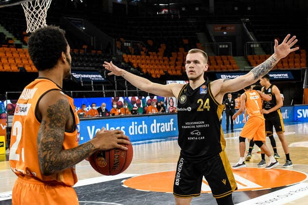 GER, BBL, ratiopharm ulm vs Basketball Löwen Loewen Braunschweig 05 04 2021, ratiopharm arena, Neu Ulm, GER, BBL, ratiopharm ulm vs Basketball Löwen Loewen Braunschweig, in picture Troy Caupain Ulm, 23 , Arnas Velicka Braunschweig, 24 nordphotoxGmbHx xHafner nph00200