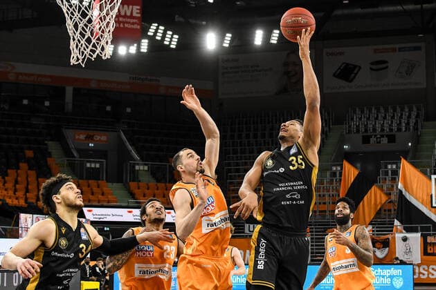 GER, BBL, ratiopharm ulm vs Basketball Löwen Loewen Braunschweig 05 04 2021, ratiopharm arena, Neu Ulm, GER, BBL, ratiopharm ulm vs Basketball Löwen Loewen Braunschweig, pictured Gavin Schilling Braunschweig, 34 , John Petrucelli Ulm, 7 , Karim Jallow Braunschweig, 35 nordphotoxGmbHx xHafner nph00200