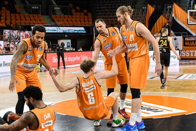 GER, BBL, ratiopharm ulm vs Basketball Löwen Loewen Braunschweig 05 04 2021, ratiopharm arena, Neu Ulm, GER, BBL, ratiopharm ulm vs Basketball Löwen Loewen Braunschweig, in picture Troy Caupain Ulm, 23 , Per Günther Guenther Ulm, 6 , John Petrucelli Ulm, 7 , Dylan Osetkowski Ulm, 21 nordphotoxGmbHx xHafner nph00200