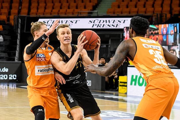 GER, BBL, ratiopharm ulm vs Basketball Löwen Loewen Braunschweig 05 04 2021, ratiopharm arena, Neu Ulm, GER, BBL, ratiopharm ulm vs Basketball Löwen Loewen Braunschweig, in picture Thomas Klepeisz Ulm, 22 , Simon Roosch Braunschweig, 21 , Aric Holman Ulm, 35 nordphotoxGmbHx xHafner nph00200