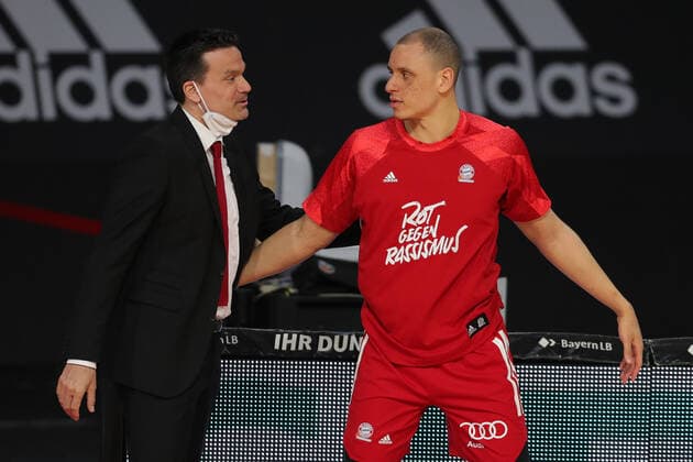Head coach Raoul Korner Bayreuth and Robin Amaize Muenchen greet each other GER, FC Bayern Basketball vs medi bayreuth, basketball, easy Credit BBL, season 2020 2021, 06 04 2021, GER, FC Bayern Basketball vs medi bayreuth, basketball, easy Credit BBL, season 2020 2021, 06 04 2021, Muenchen Copyright: xEIBNER MarcelxEngelbrechtx EP_EER