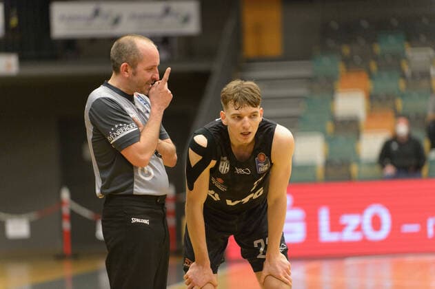 Justus HOLLATZ 21 Hamburg Towers talks to the referee Rasta Vechta vs Hamburg Towers, Basketball, easyCredit BBL Bundesliga, 07 04 2021, 29 Matchday, Season 2020 2021 Copyright xErikxHillmer EIBNERx EP ehr Rasta Vechta vs Hamburg Towers, Basketball, easyCredit BBL Bundesliga, 07 04 2021, 29 Matchday, Season 2020 2021 Vechta Copyright: xErikxHillmer EIBNERx EP_ehr