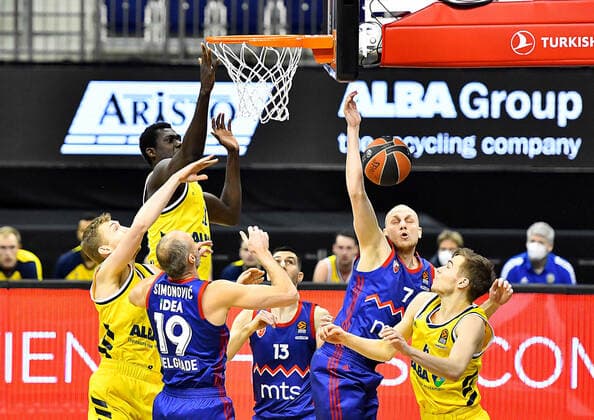 08 04 2021, xlakx, Basketball EuroLeague, Alba Berlin Red Star Belgrade emspor, v l Christ Koumadje Alba Berlin, No 21 ,Niels Giffey Alba Berlin, No 05 ,Marko Simonovic Red Star Belgrade, No 19 ,Ognjen Dobric Red Star Belgrade, No 13 ,Dejan Davidovac Red Star Belgrade, No 7 ,Malte Delow Alba Berlin, No 06 Berlin
