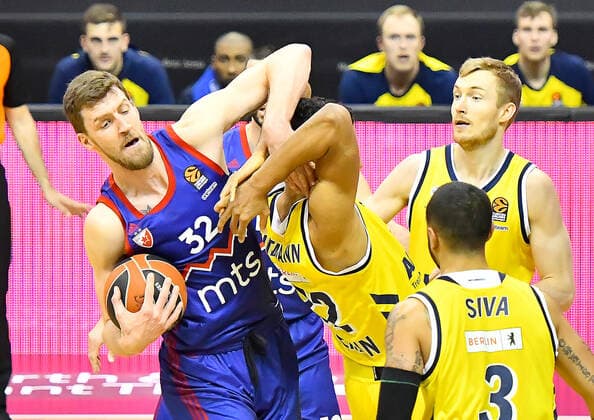 08 04 2021, xlakx, Basketball EuroLeague, Alba Berlin Red Star Belgrade emspor, v l on the ball Ognjen Kuzmic Red Star Belgrade, No 32 ,Johannes Thiemann Alba Berlin, No 32 ,Niels Giffey Alba Berlin, No 05 ,Peyton Siva Alba Berlin, No 03 Berlin